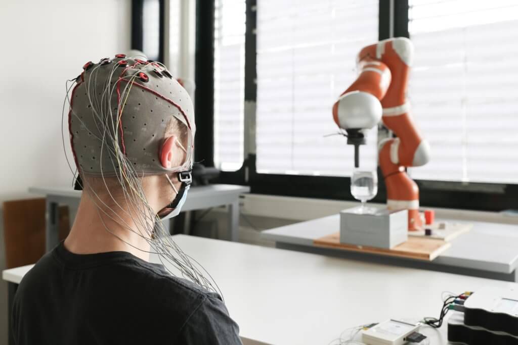 Mind-controlled robot helps tetraplegics
