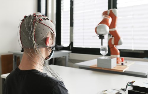 Mind-controlled robot helps tetraplegics